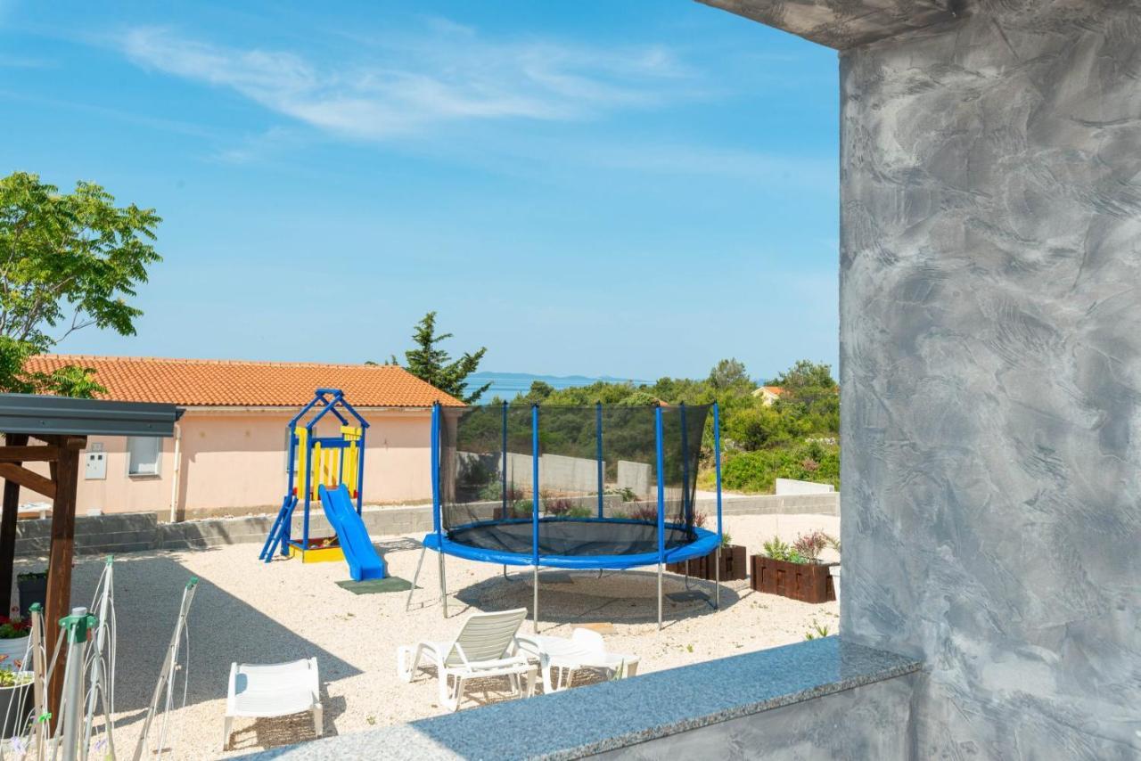 Crowonder Luxury Vir- 6 New For Families With Playground For Kids * Vir